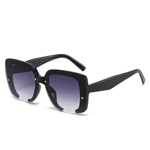 Lunettes de soleil carrées oversize avec monture noire et verres dégradés violets