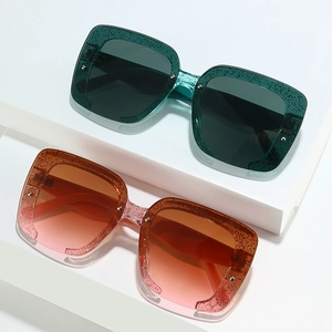 Lunettes de soleil carrées pailletées oversize avec verres dégradés et montures en résine