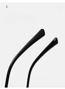 Détails des branches de lunettes en métal noir mat courbées au design minimaliste