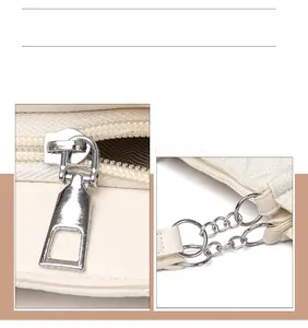 Détail d'un sac cabas beige matelassé avec chaîne en métal argenté et fermeture éclair