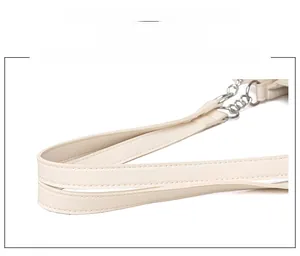 Détail de la bandoulière ergonomique en PU crème avec chaîne argentée et couture fine