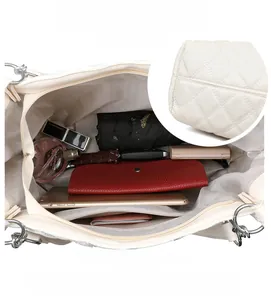 Vue intérieure du sac cabas matelassé blanc montrant sa grande capacité pour les objets