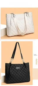 Détails des sacs cabas matelassés en beige et noir avec bandoulières à chaînes