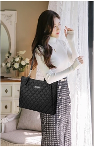 Détail du sac cabas matelassé noir avec logo Perfect Lily et bandoulière en cuir