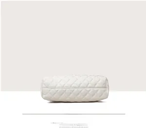 Gros plan du fond plat renforcé avec motif matelassé en losange sur le sac fourre-tout