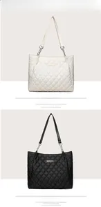 Vue détaillée des sacs cabas matelassés en blanc et noir avec lanières à chaîne