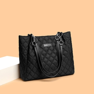 Borsa tote in nylon nero trapuntato con tracolla a catena argento e logo Perfect Lily