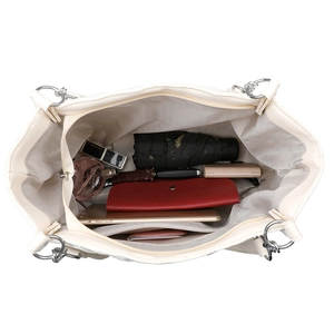 Interno spazioso della borsa tote bianca minimalista con ampio spazio per oggetti