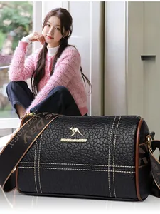 Détail du sac polochon en cuir de vachette noir avec bandoulière en jacquard