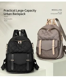 Detail eines gesteppten Nylon-Rucksacks mit goldenen Reißverschlüssen und Klapptaschen