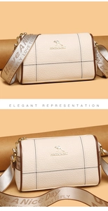 Détail du sac Boston beige avec texture cuir grainé et large bandoulière à motifs variés