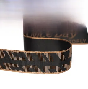 Gros plan sur la large bandoulière en jacquard avec texte Nice Day pour sac à main