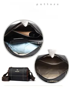 Détail de la grande capacité de ce sac cylindre noir avec large bandoulière