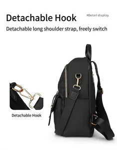 Detailansicht eines schwarzen Nylon-Rucksacks mit abnehmbaren Haken und Schultergurten