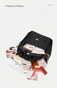Detailansicht des schwarzen Stepprucksacks mit viel Platz für Laptop und Reiseutensilien