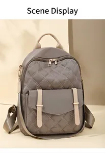Detailansicht eines taupefarbenen gesteppten Rucksacks mit schicken beigen Riemen