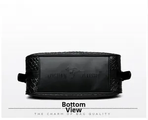 Dettaglio della base della borsa in pelle nera con logo a canguro e bordo intrecciato