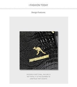 Détail d'un sac en cuir noir motif crocodile avec logo kangourou doré et finitions métal