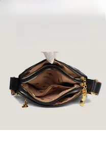 Vista dettagliata dei tre scomparti con zip e della fodera interna della borsa in pelle nera