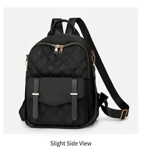 Seitenansicht des schwarzen Stepprucksacks aus Nylon mit goldenen Reißverschlüssen