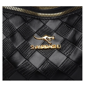 Dettaglio borsa in pelle nera intrecciata con logo a canguro dorato e zip in metallo