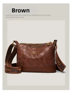 Dettaglio della borsa in similpelle marrone trapuntata con tre zip e logo dorato