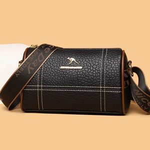 Sac cylindre en cuir noir tendance avec bandoulière jacquard large et logo kangourou doré
