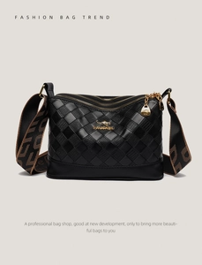 Dettaglio borsa in pelle intrecciata nera con doppia zip dorata e tracolla jacquard