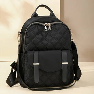 Schicker schwarzer gesteppter Rucksack mit Metallschnallen für den Alltag