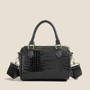Sac cylindre noir élégant à motif crocodile avec fermoirs dorés et large bandoulière