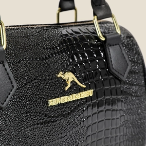 Sac à main cylindrique noir motif crocodile avec détails dorés et poignée élégante