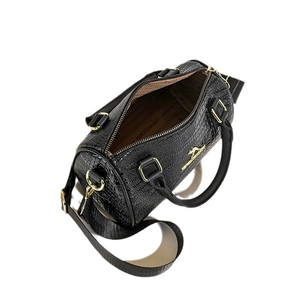 Sac cylindrique noir élégant avec texture crocodile et garnitures dorées chic