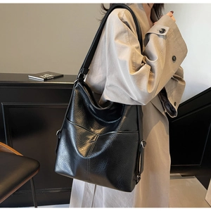 Detailansicht der schwarzen Tote Bag aus genarbtem Leder mit silbernen Metallschnallen
