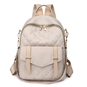 Minimalistischer beiger gesteppter Nylonrucksack mit Rautenmuster und goldener Schnalle