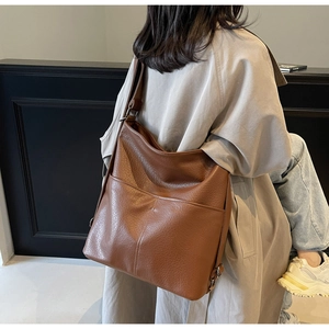 Nahaufnahme einer großen braunen Hobo-Tasche aus weichem Leder mit verstellbarem Schultergurt