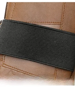 Makroaufnahme einer braunen Leder-Handytasche mit Textur, Gummiband und feiner Nahtführung