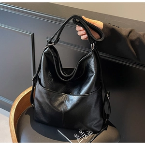 Nahaufnahme der schwarzen PU-Ledertasche mit weicher Textur und Metallschnallendetail