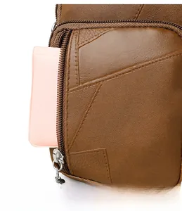 Details der braunen Handytsche mit Litschi-Muster Leder, Reißverschluss und Kartenfach