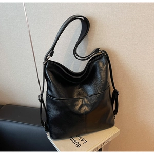 Détail de la texture cuir grainé noir du sac cabas polyvalent utilisé en sac à dos