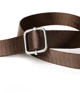 Detail eines kaffeebraunen Nylon-Schultergurts mit verstellbarer silberner Metallschnalle