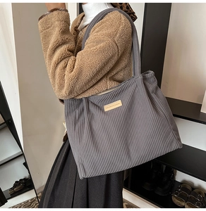 Détail du grand sac cabas en velours côtelé gris montrant la texture et les anses