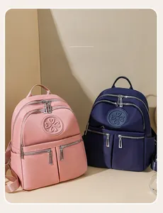 Details von wasserdichten Nylon-Rucksäcken in Rosa und Marine mit Taschen und Logo