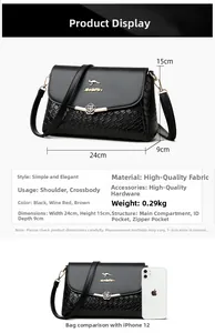 Détail du sac bandoulière tressé noir avec fermoir floral en métal et logo gravé