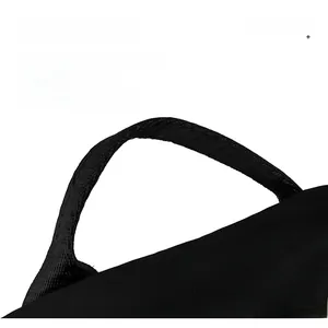 Detailansicht des verstärkten Nylon-Tragegriffs am schwarzen minimalistischen Rucksack