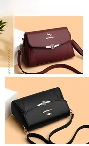 Detail der Handtasche aus Leder mit Litschimuster und metallischem Kamelien-Verschluss