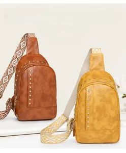 Détail de sacs bandoulière vintage en similicuir avec rivets et sangle tissée