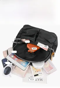 Detailansicht eines Nylonrucksacks mit viel Stauraum und praktischen Außentaschen