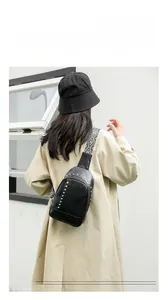 Détail du sac de poitrine en cuir noir à rivets avec bandoulière en jacquard géométrique