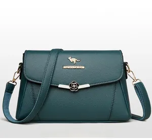 Detail der blauen Handtasche aus Litschi-Leder mit goldenem Känguru-Logo und Metallschnalle