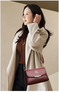 Détail du sac bandoulière tissé bordeaux avec serrure rose et sangle ajustable